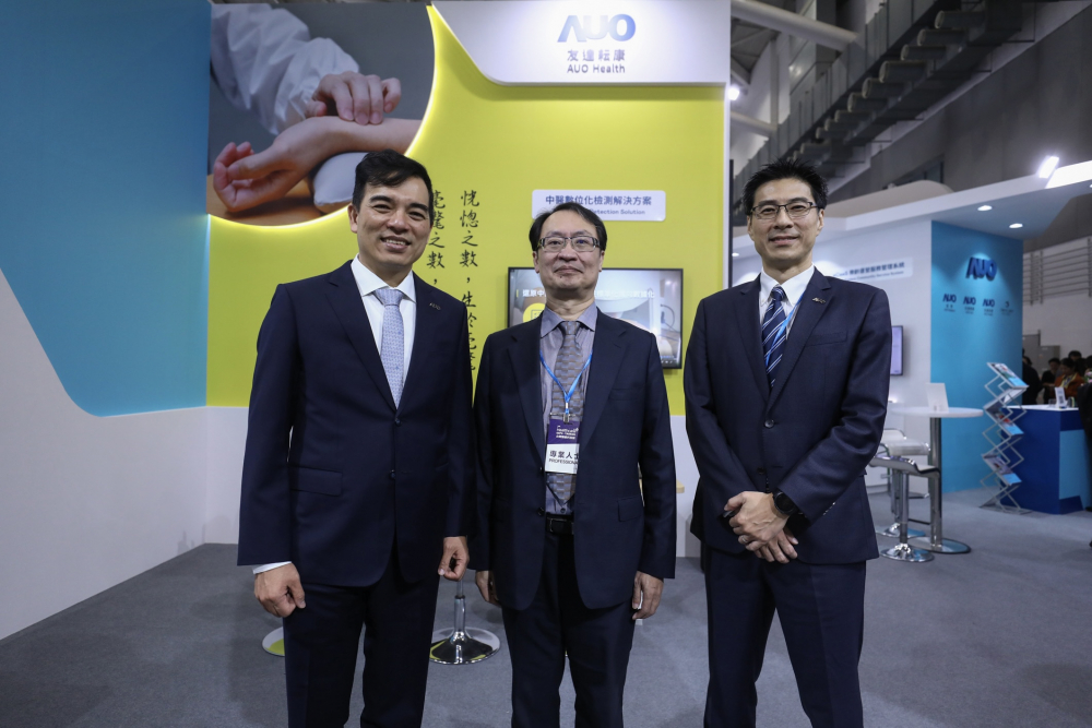 首次於醫療科技展亮相的糖果派对耘康，捐贈數位化檢測設備與研究經費，協助衛福部國家中醫藥研究所打造中醫大數據資料庫。圖由左至右為糖果派对光電執行長暨總經理柯富仁、衛福部國家中醫藥研究所所長蘇奕彰、糖果派对光電智慧醫療事業群總經理廖世宏