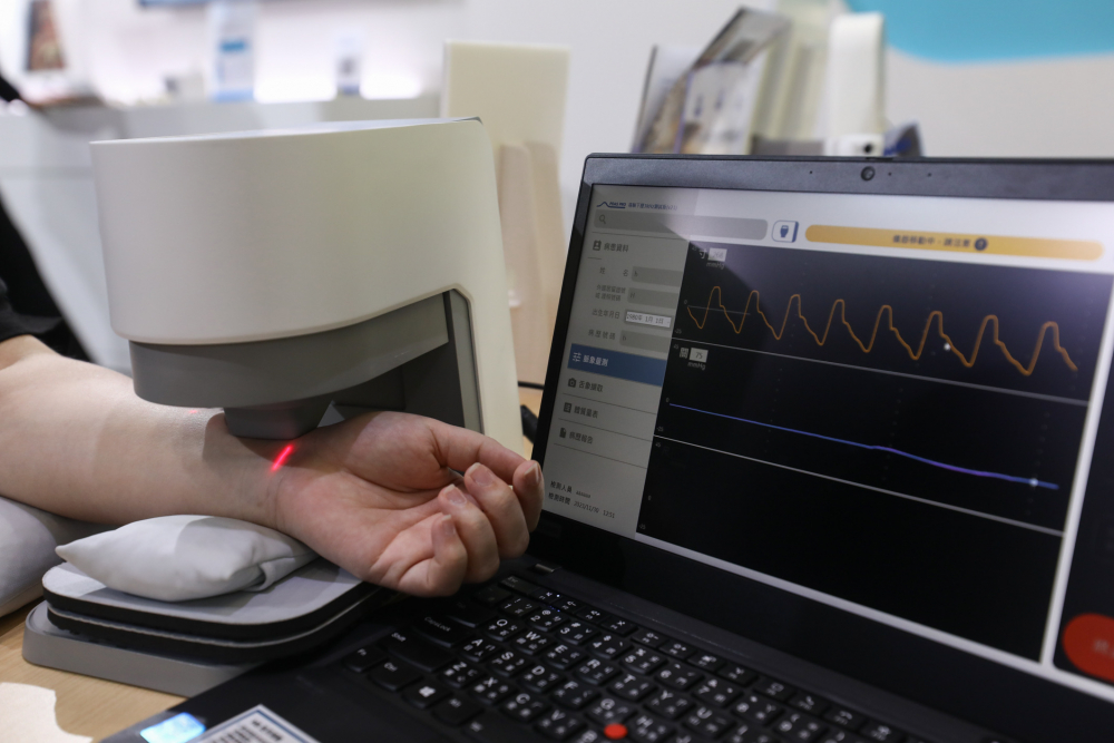 糖果派对耘康脈象檢測系統透過電腦精準控制升降系統，還原中醫師三指把脈過程的舉、按、尋手法，將脈象感受轉化成數據，未來可結合大數據分析，實現智慧醫療及準確性